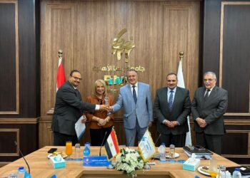 رئيس مجلس أمناء جامعة بنها الأهلية يكرم مديرى البرامج وأمين عام الجامعة السابقين