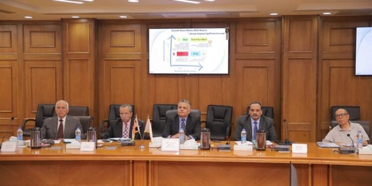 رئيس جامعة السويس يترأس لجنة اختيار عميد هندسة البترول والتعدين