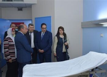 رئيس جامعة القاهرة يتفقد مواقع التجديد بمستشفى الفرنساوي وغرف العمليات والرعاية