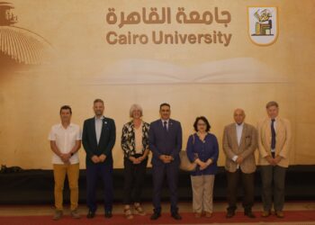 نائب رئيس جامعة القاهرة يبحث تعزيز علاقات التعاون المشترك مع مجموعة الكليات المركزية بفرنسا