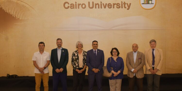 نائب رئيس جامعة القاهرة يبحث تعزيز علاقات التعاون المشترك مع مجموعة الكليات المركزية بفرنسا