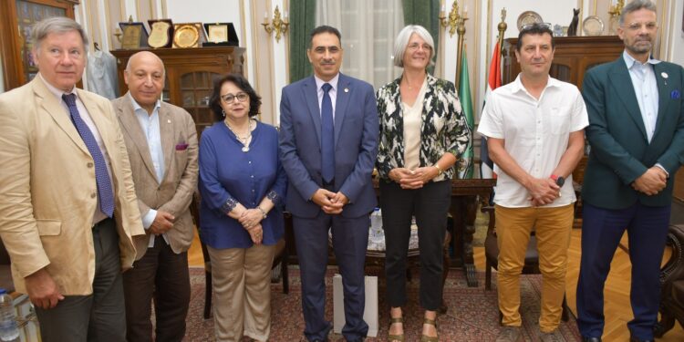 نائب رئيس جامعة القاهرة يبحث التعاون مع مجموعة الكليات المركزية بفرنسا