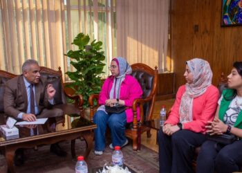 رئيس جامعة طنطا يجتمع بوفد من الطبيبات للاستماع إلى شكواهم ومطالبهم