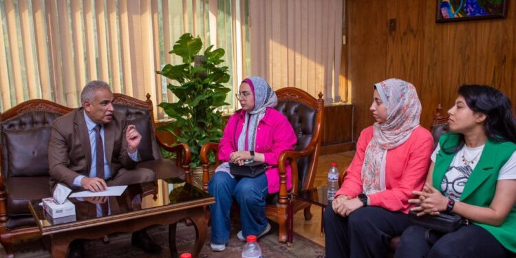 رئيس جامعة طنطا يجتمع بوفد من الطبيبات للاستماع إلى شكواهم ومطالبهم