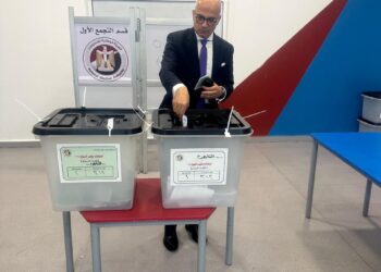 رئيس جامعة عين شمس يُدلي بصوته في انتخابات مجلس الشيوخ 2025