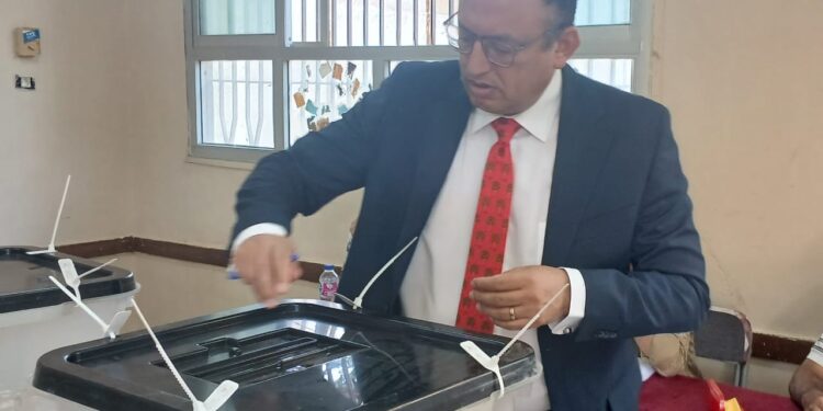 رئيس جامعة حلوان يدلي بصوته في انتخابات مجلس الشيوخ