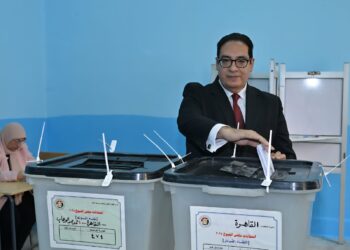 رئيس جامعة القاهرة يدلي بصوته في انتخابات مجلس الشيوخ 2025